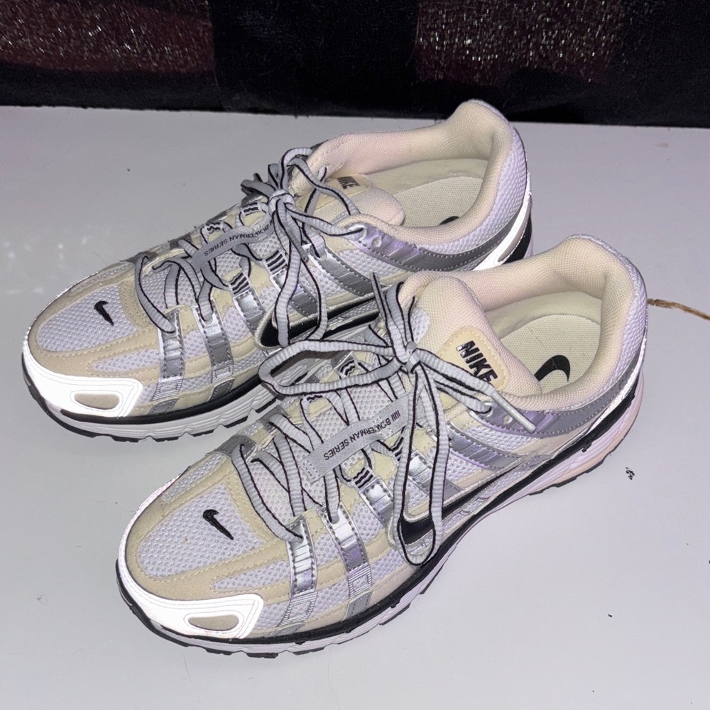 Nike Women's White and Black Sneakers